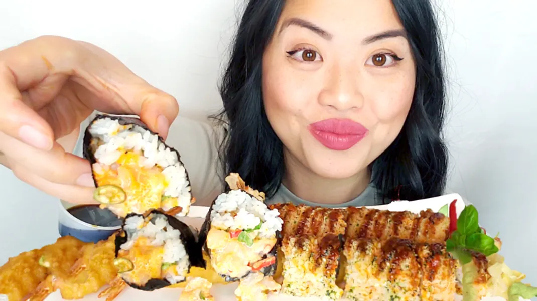 Asmr Sushi Eating Mukbang Hotate Scallop With Misago Hand Roll