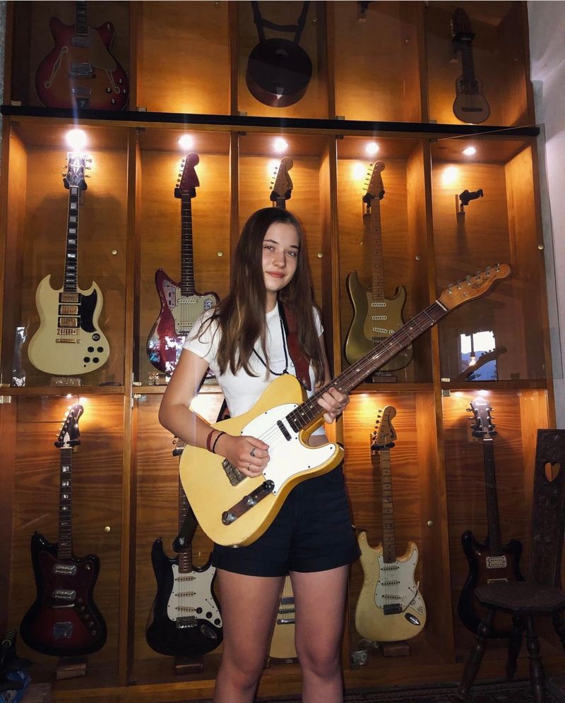 Mango Guitar is creating guitar videos