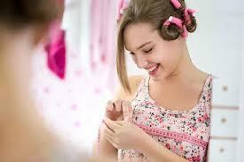 Bé tuổi dậy thì nhưng liên tục tiết sữa phải làm sao?