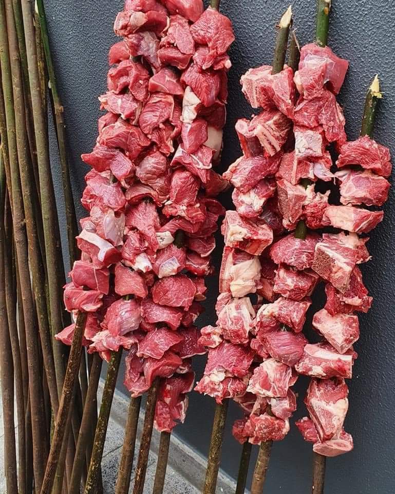 Espetada tradicional em pau de Louro — Eldinha Ornelas