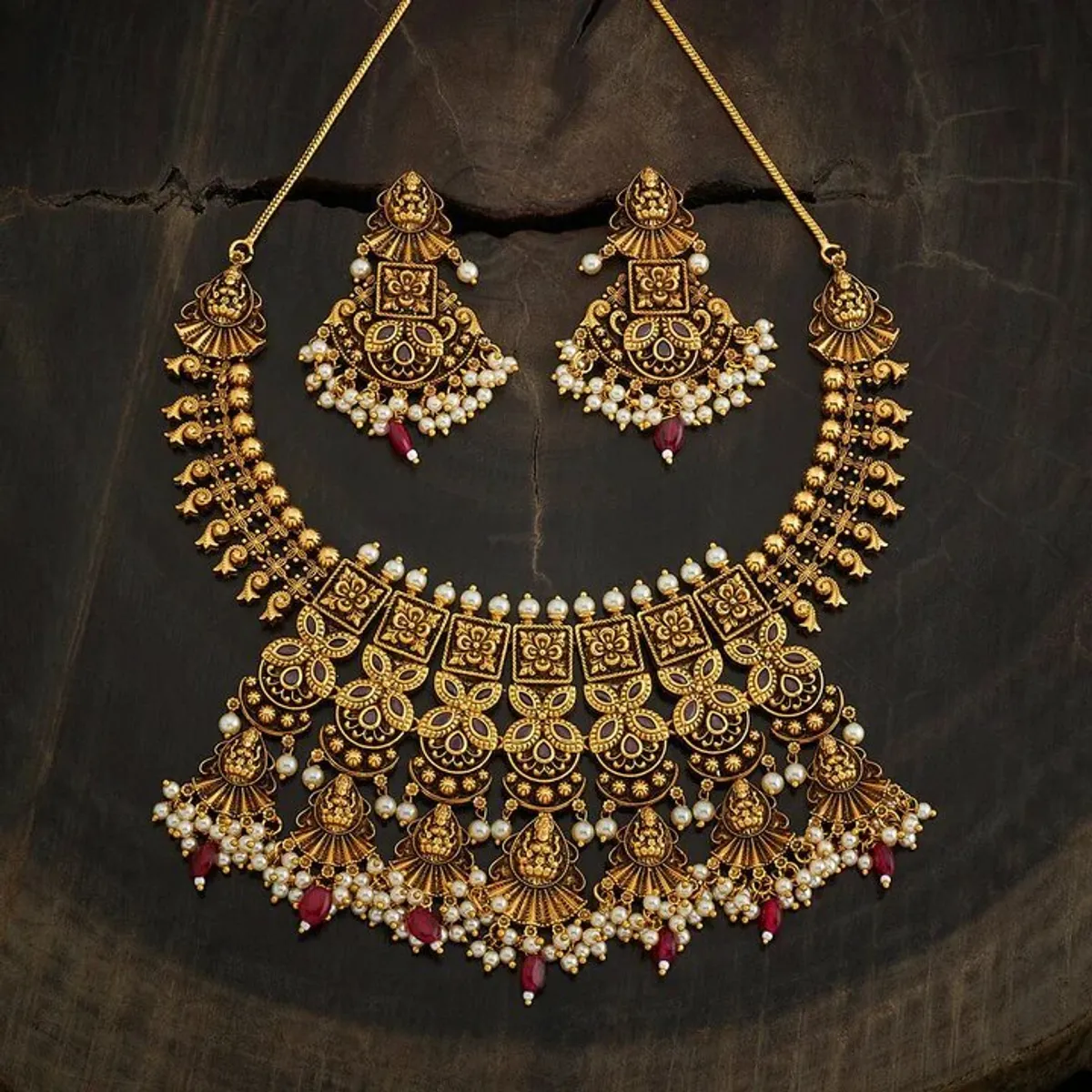 The Art of Adornment: How Muhurtham Jewellery Enhances the Bride's Look 