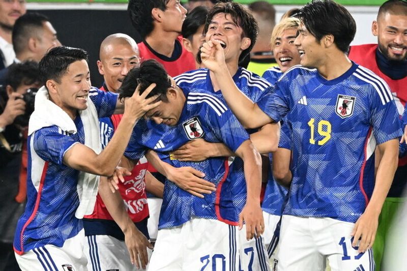Japanese soccer defeats Germany and Turkey, fans praise for 'cleaning the stands'