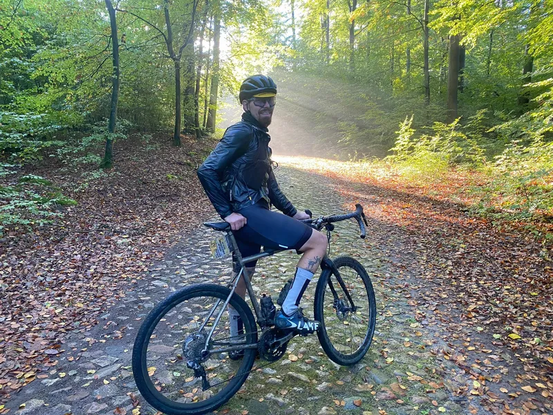 justRoadbike is Ich fahre gerne lange Fahrrad, mache dabei Videos