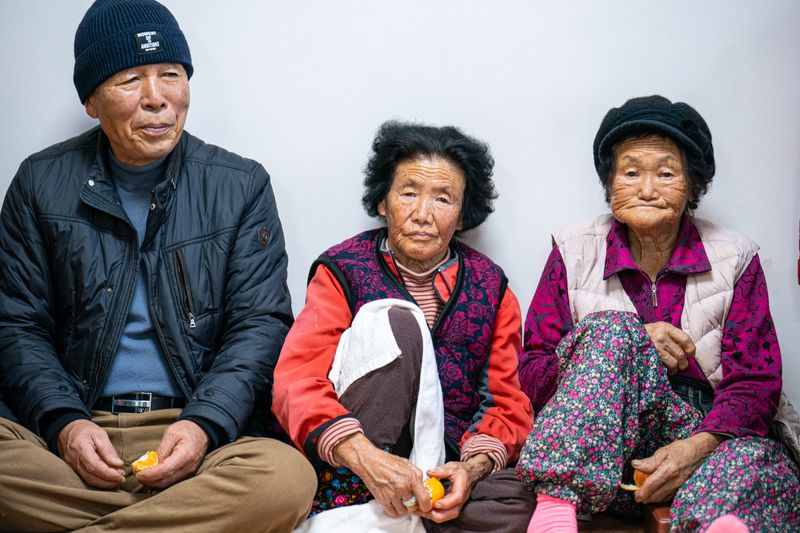 How Localinsa Got to Take Photos of 100 Old Island Residents of Dalido, South Korea