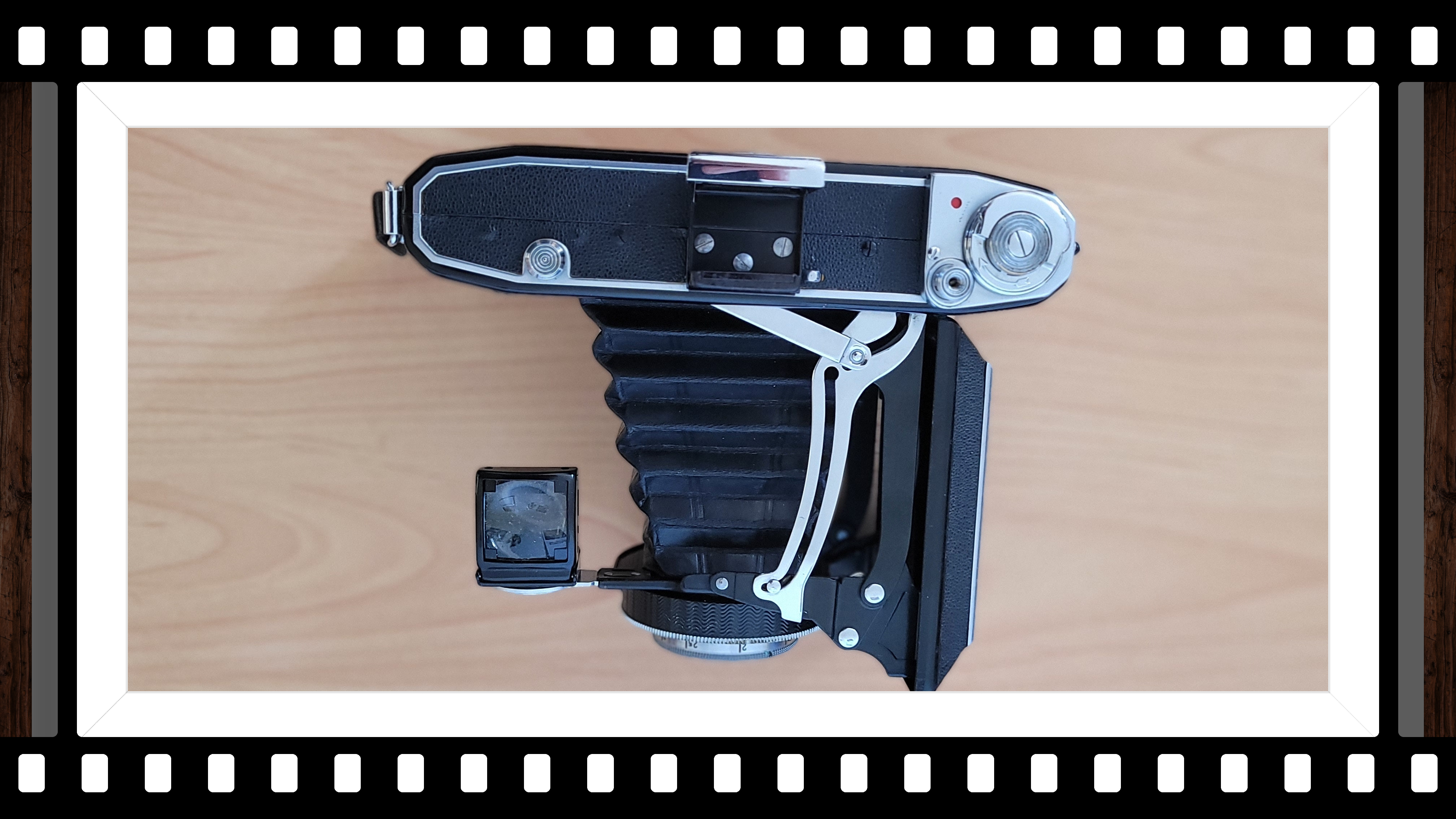 The Timeless Charm of My Zeiss Ikon Ikonta 521/2 (1938) — Henry