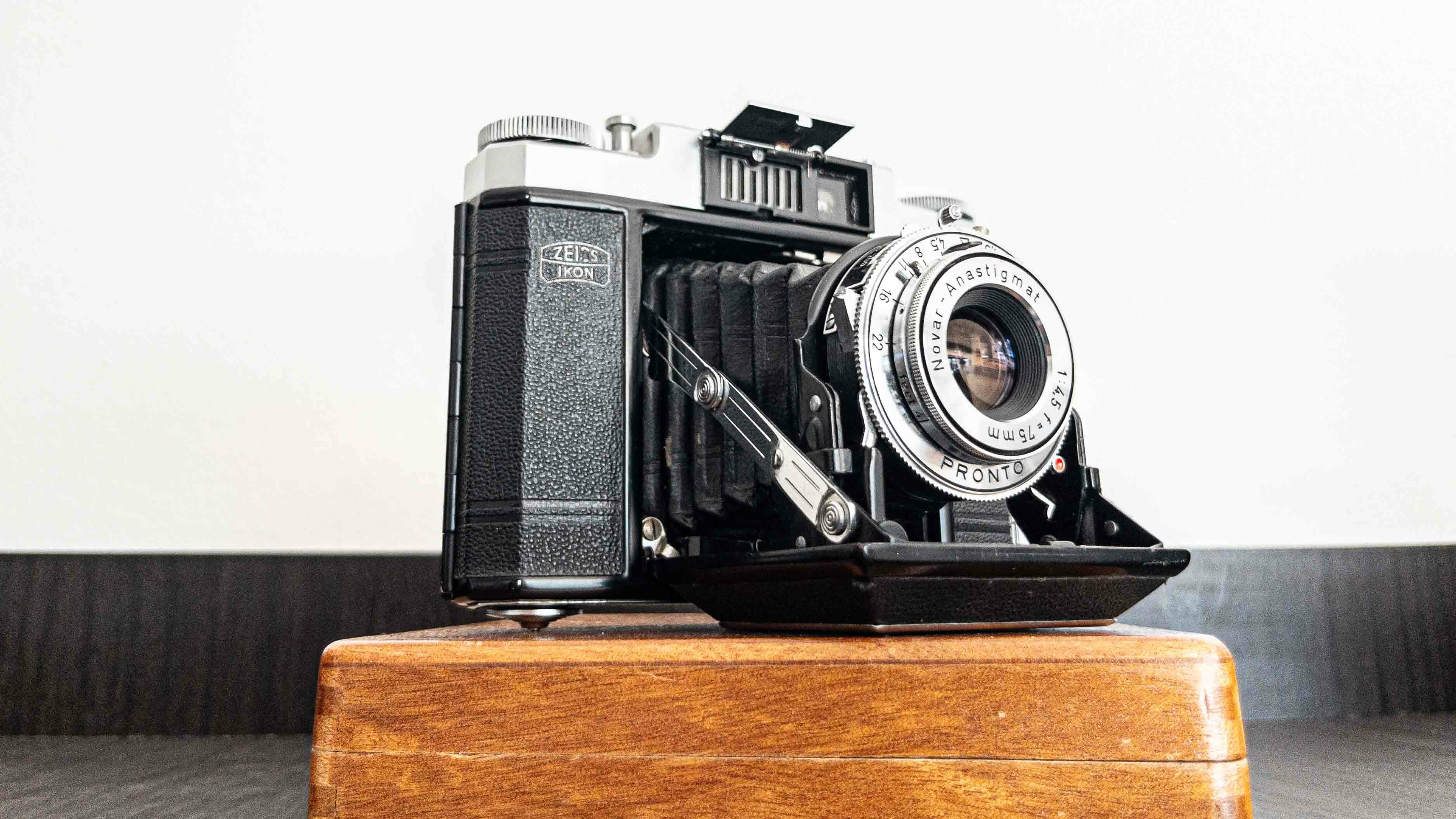 Zeiss Ikon NETTAX (513/16): A Light, Small and Compact