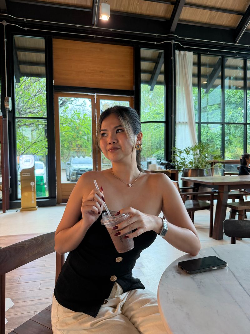 Chill out at cafe today 💘 Happy Sunday everyone! 💕