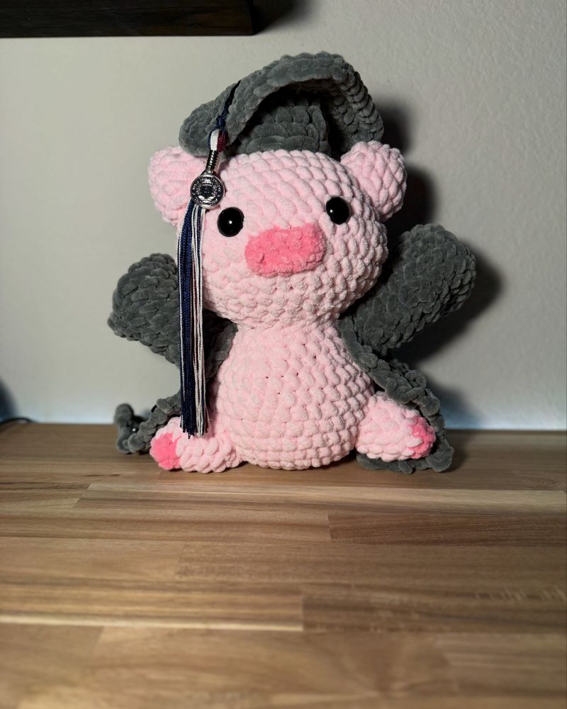 Crochet Pig in cap and gown