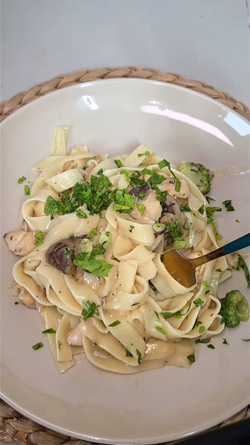 Creamy Chicken Broccoli Pasta