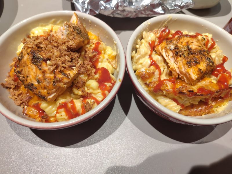 Mac and Cheese and airfried Salmon with Shiraka and crispy fried onions