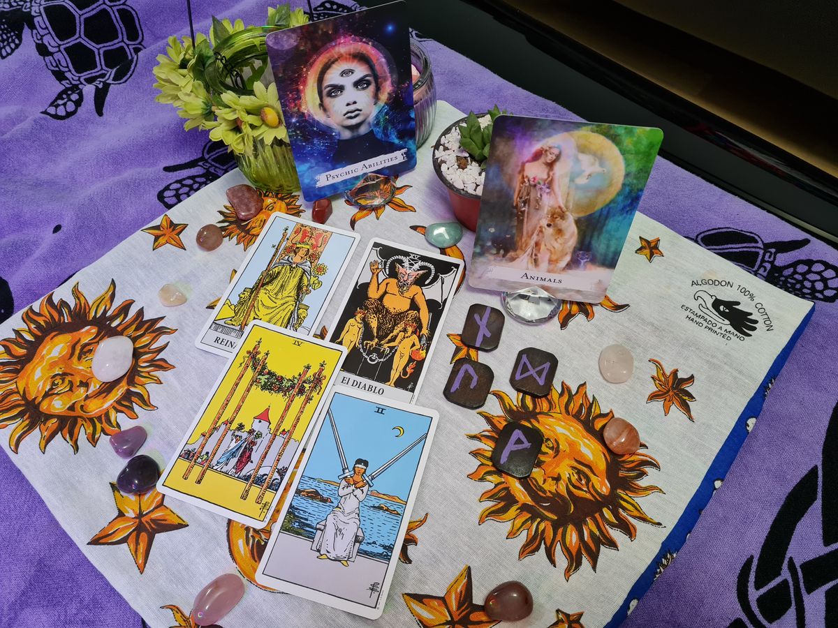 🦉Tirada de 4 cartas  + 2 cartas oraculares + 4 runas  / videollamada de 40 minutos