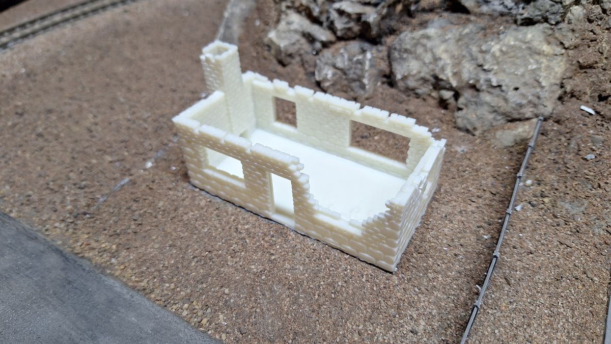 HO scale abandoned railroad house