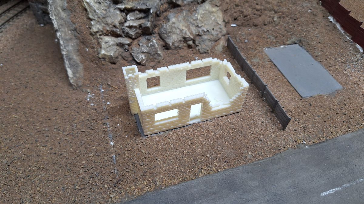 HO scale abandoned railroad house