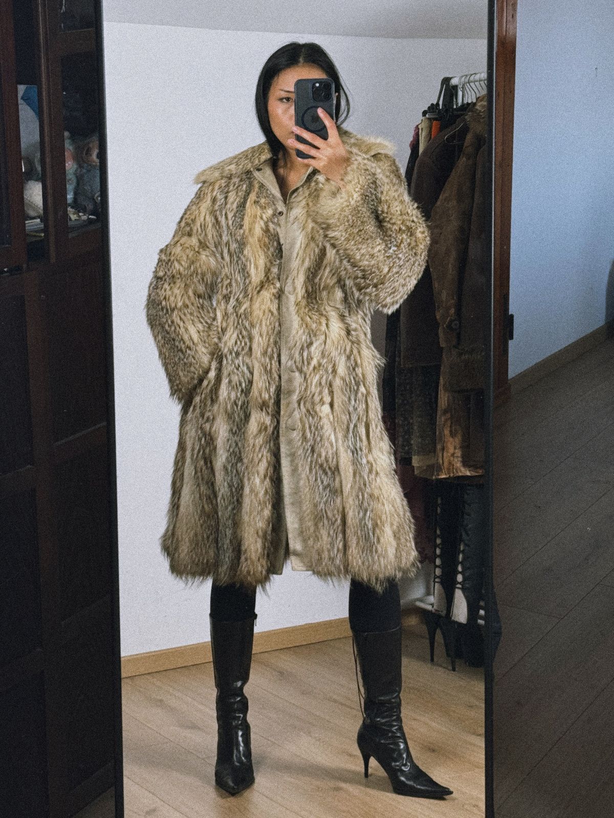 I’m selling this vintage coat