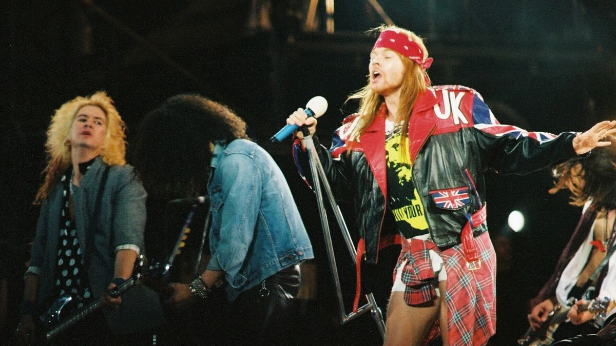 Guns N' Roses - Locomotive