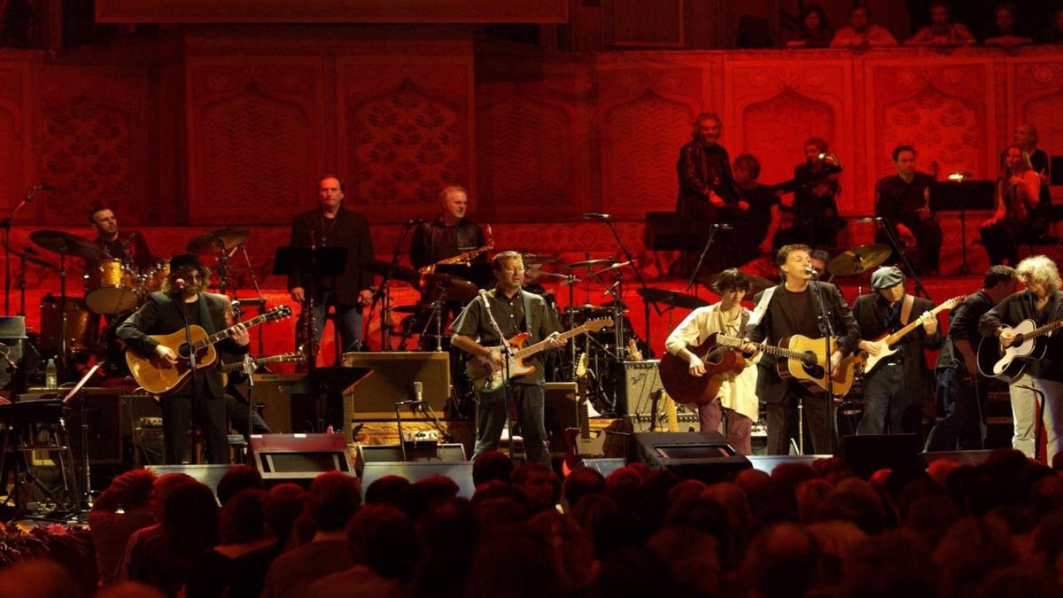 Eric Clapton & Paul McCartney (Concert for George) - While My Guitar Gently Weeps