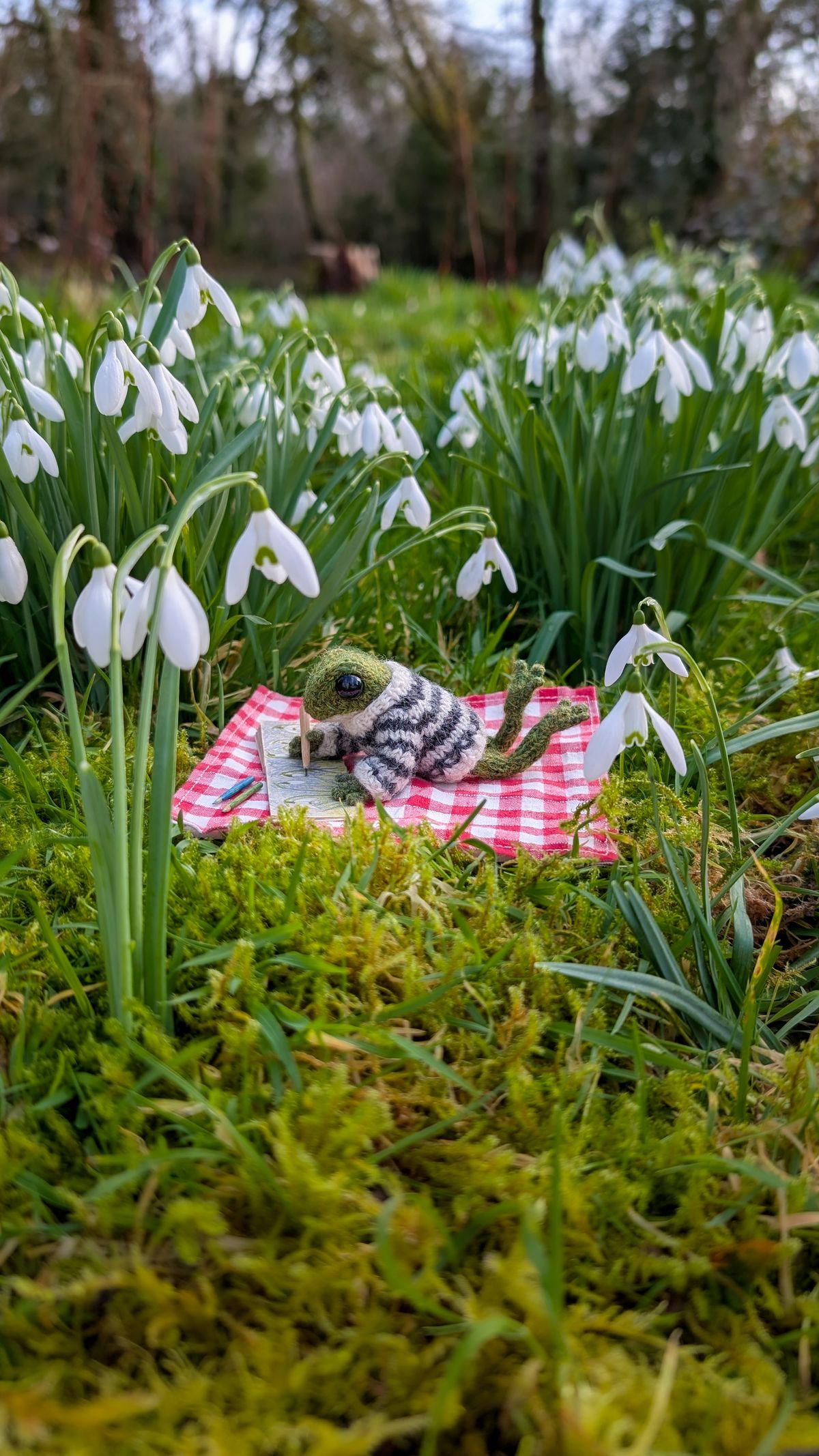 Frog Sketching the Snowdrops ✏️🌱 Phone Wallpaper