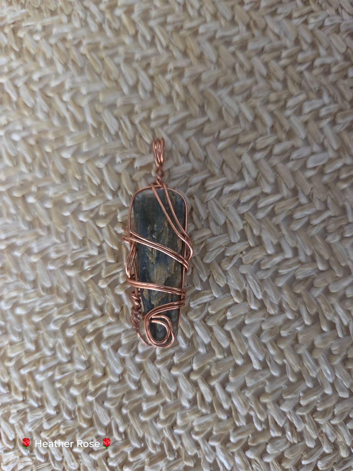 Neréa | Raw Kyanite Pendant