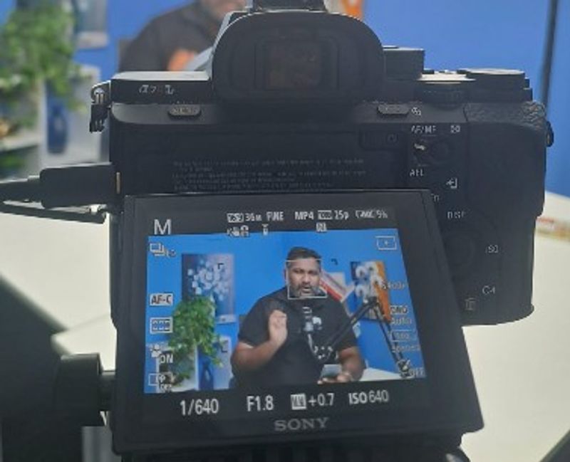 කැමරා අලුත්වැඩියාව සහ ලෙන්ස් මිලදී ගැනීම